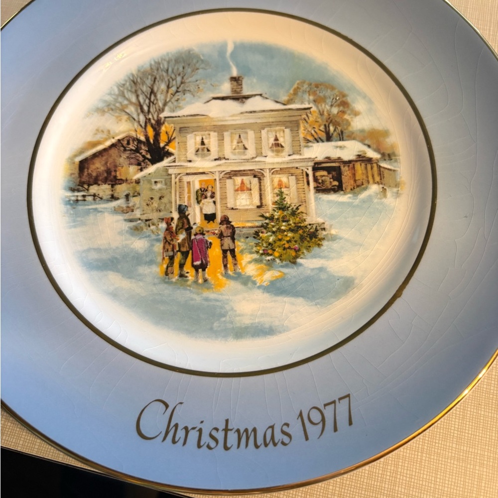 Avon Christmas 1977 Decorative Plate -fifth edition carolers in the snow